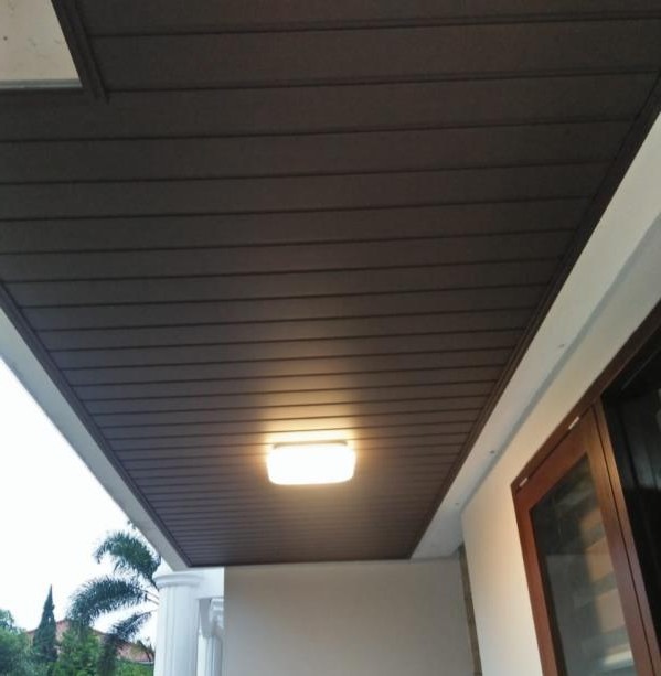 Trần hiên ngoài trời màu nâu đậm