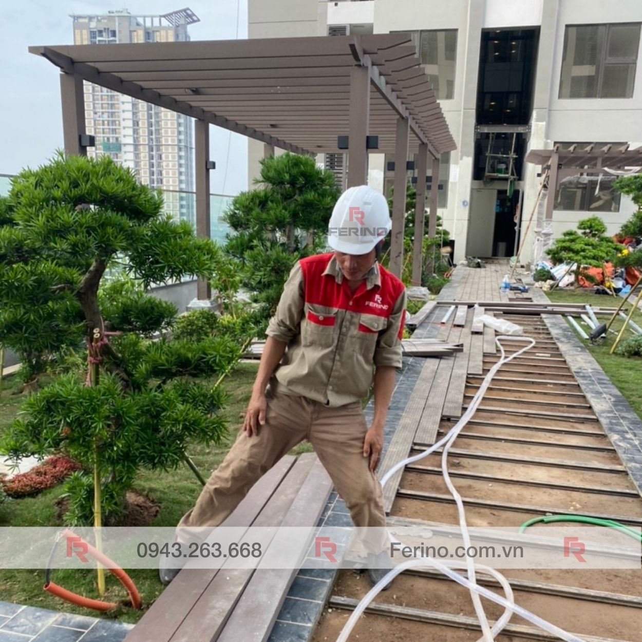 Pergola trên sân thượng với hệ lam ngoài trời
