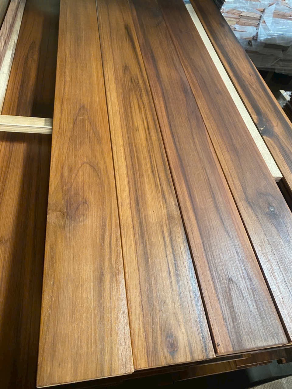 Cạnh và bề mặt thanh Teak