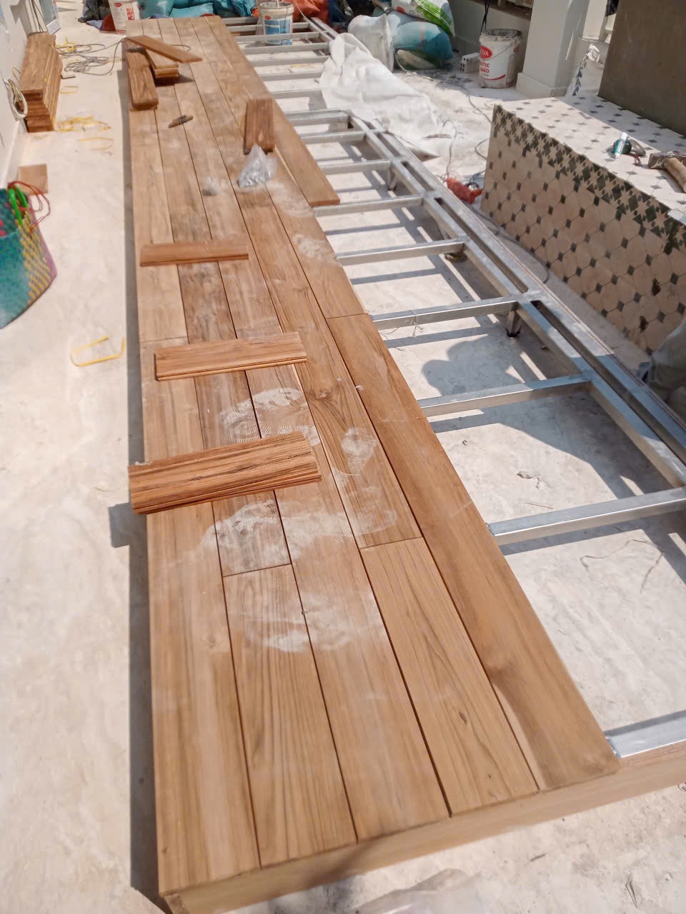Mặt sàn Teak đang hoàn thiện tại Thảo Điền