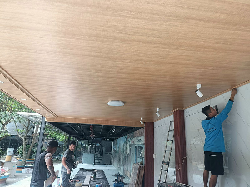 Thi công thực tế trần nhựa Nano phẳng