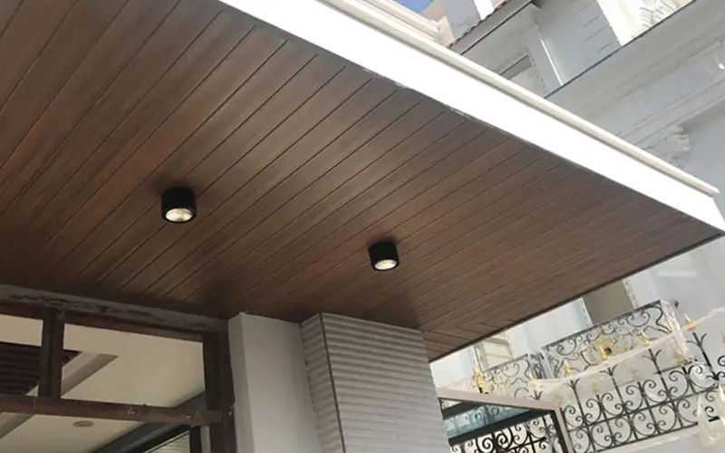 Trần nhựa giả gỗ mái hiên