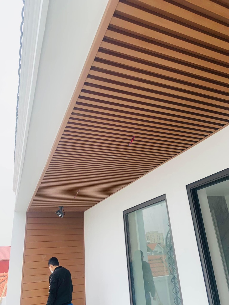 Thi công trần nhựa ban công
