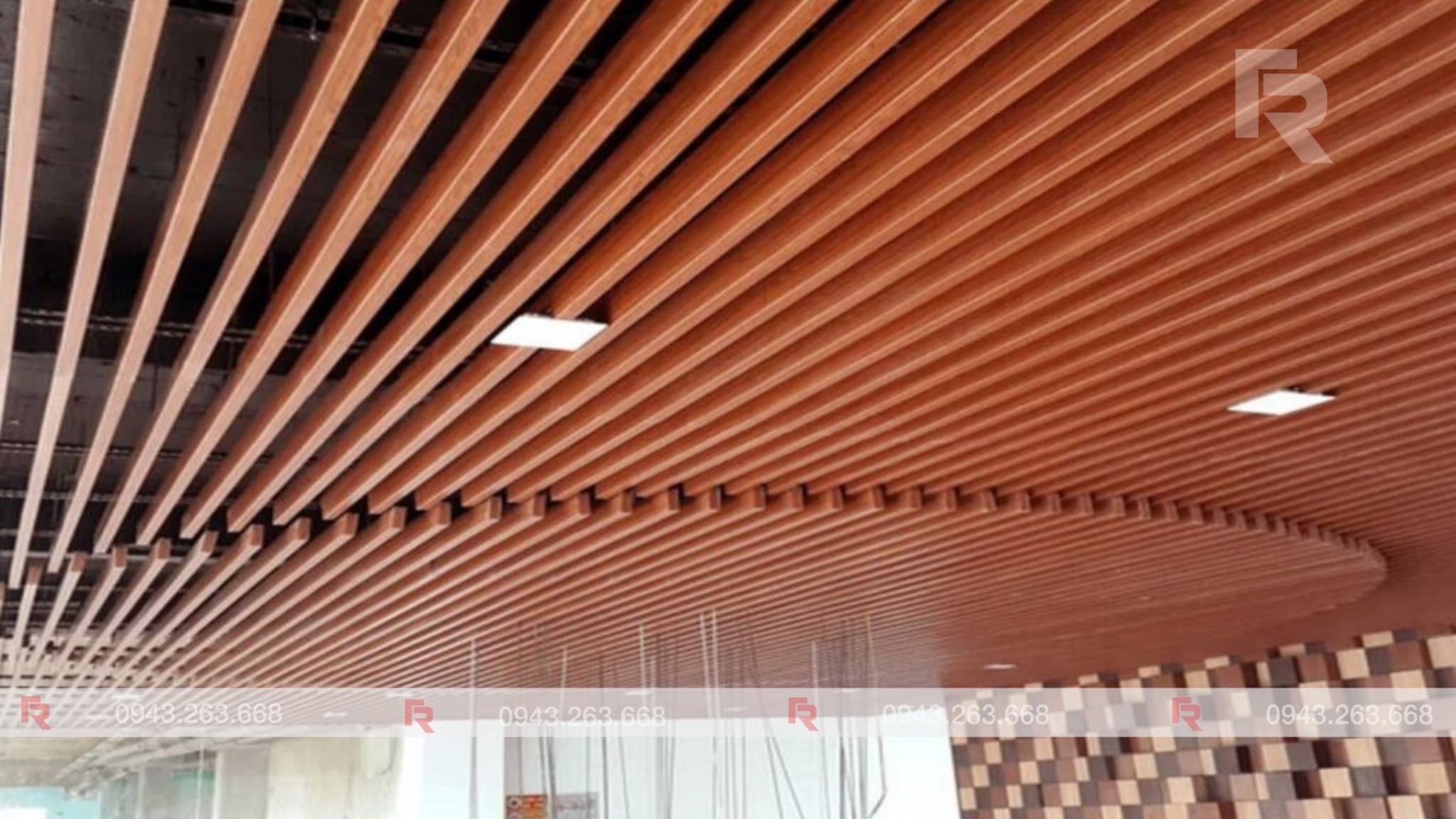 Trần nhựa giả gỗ hệ lam cao cấp trong không gian thương mại