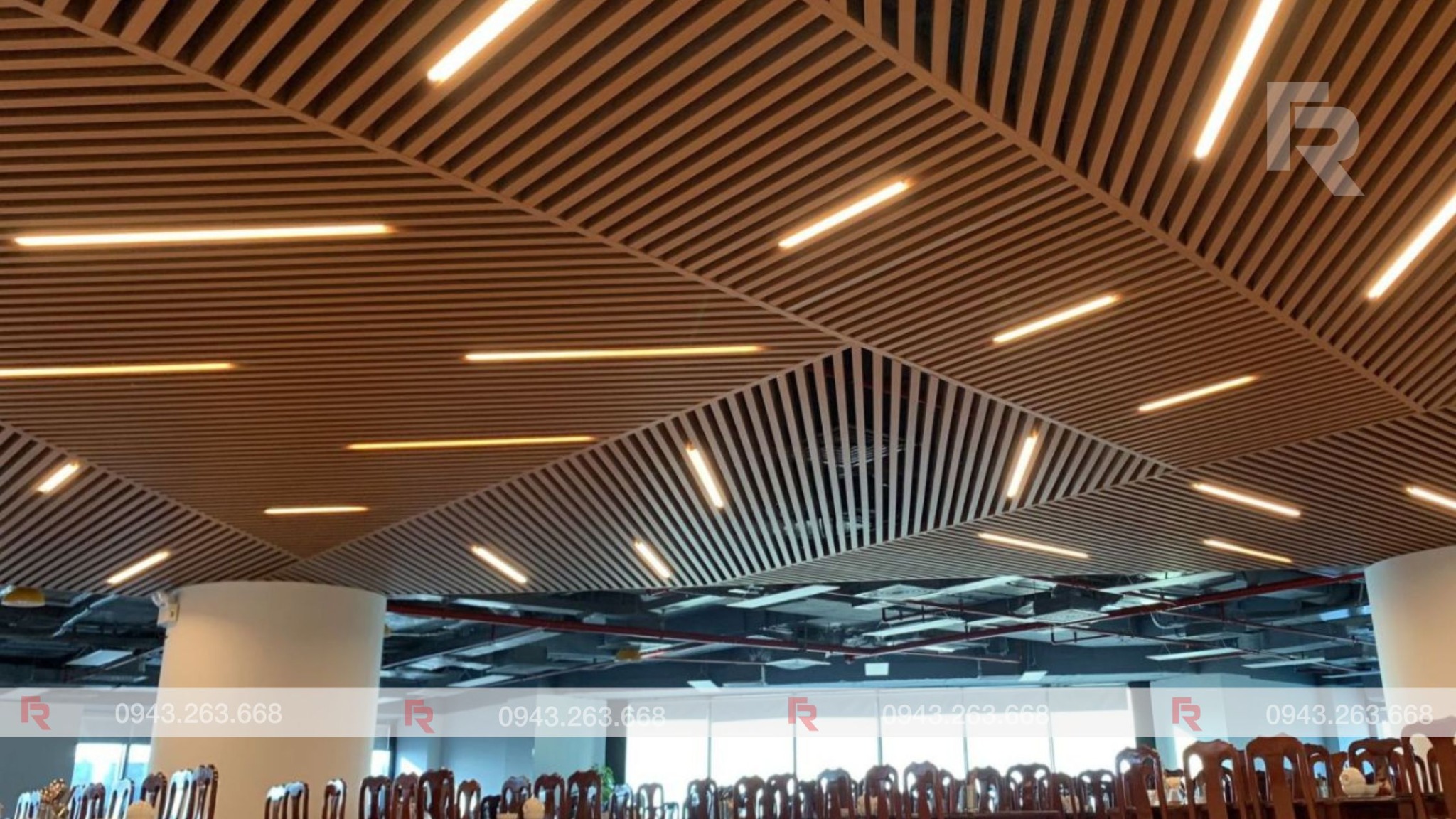 Trần nhựa giả gỗ hệ lam hình học kết hợp đèn LED