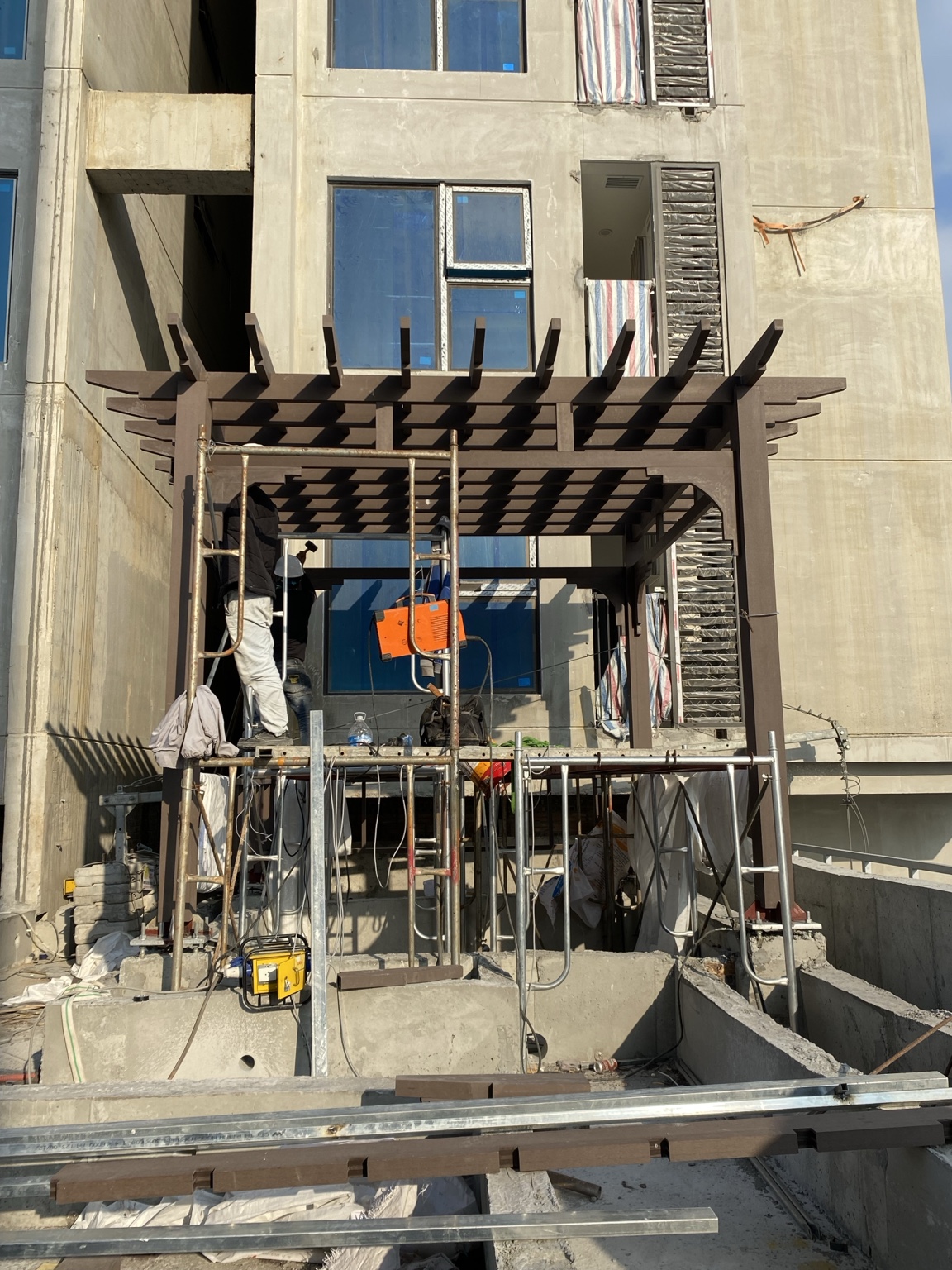 Hệ pergola hoàn thiện với các thanh lam bố trí đồng đều