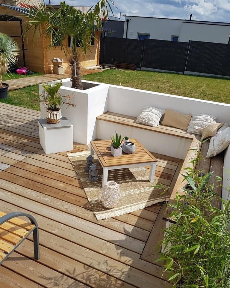 Sân vườn với sàn deck và góc nghỉ ngoài trời