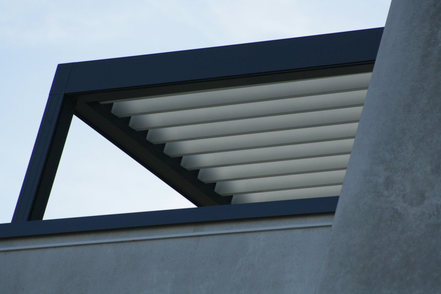 Mái pergola với hệ lam điều chỉnh, ảnh kiến trúc tham khảo