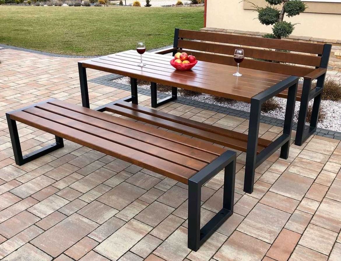 Bộ bàn ghế ngoài trời có ghế tựa lưng và ghế băng trên sân lát gạch