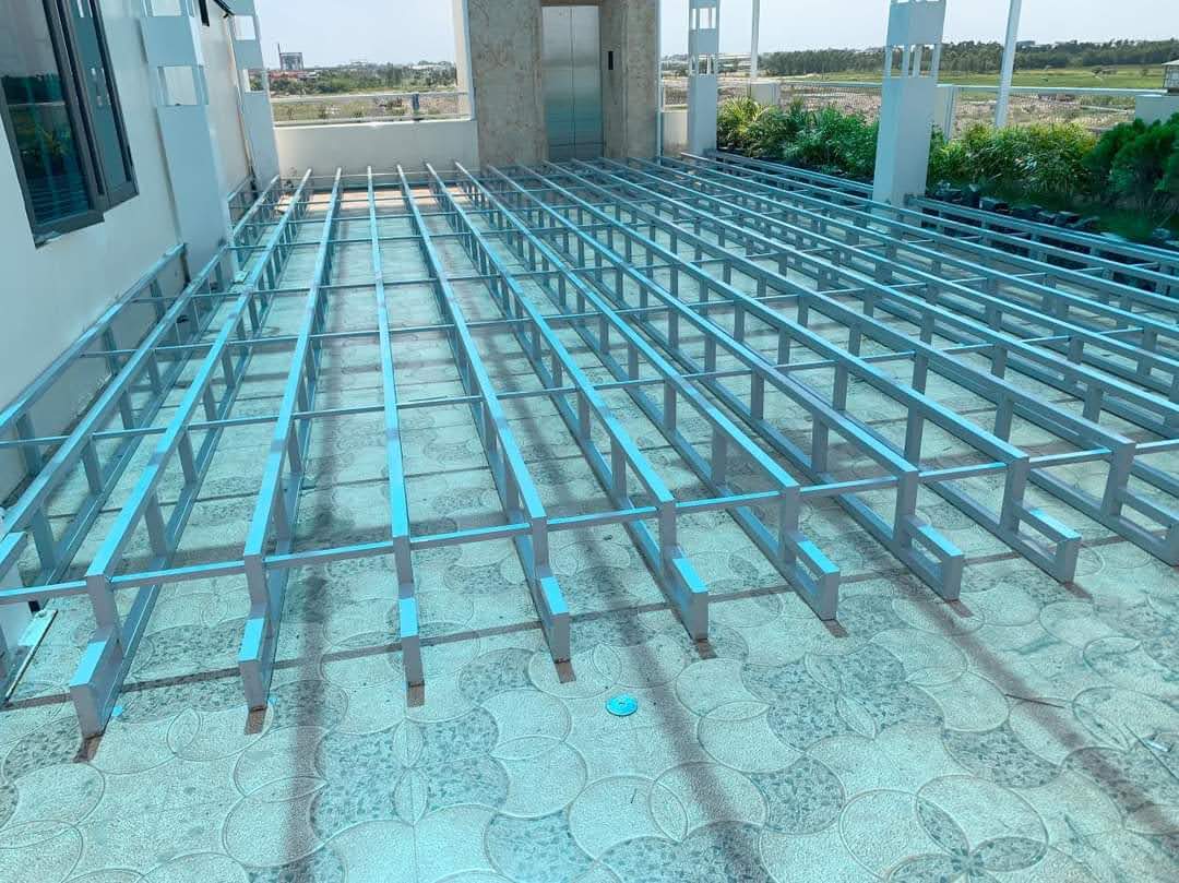 Hệ khung kim loại nâng trên nền gạch ngoài trời trước khi lắp decking