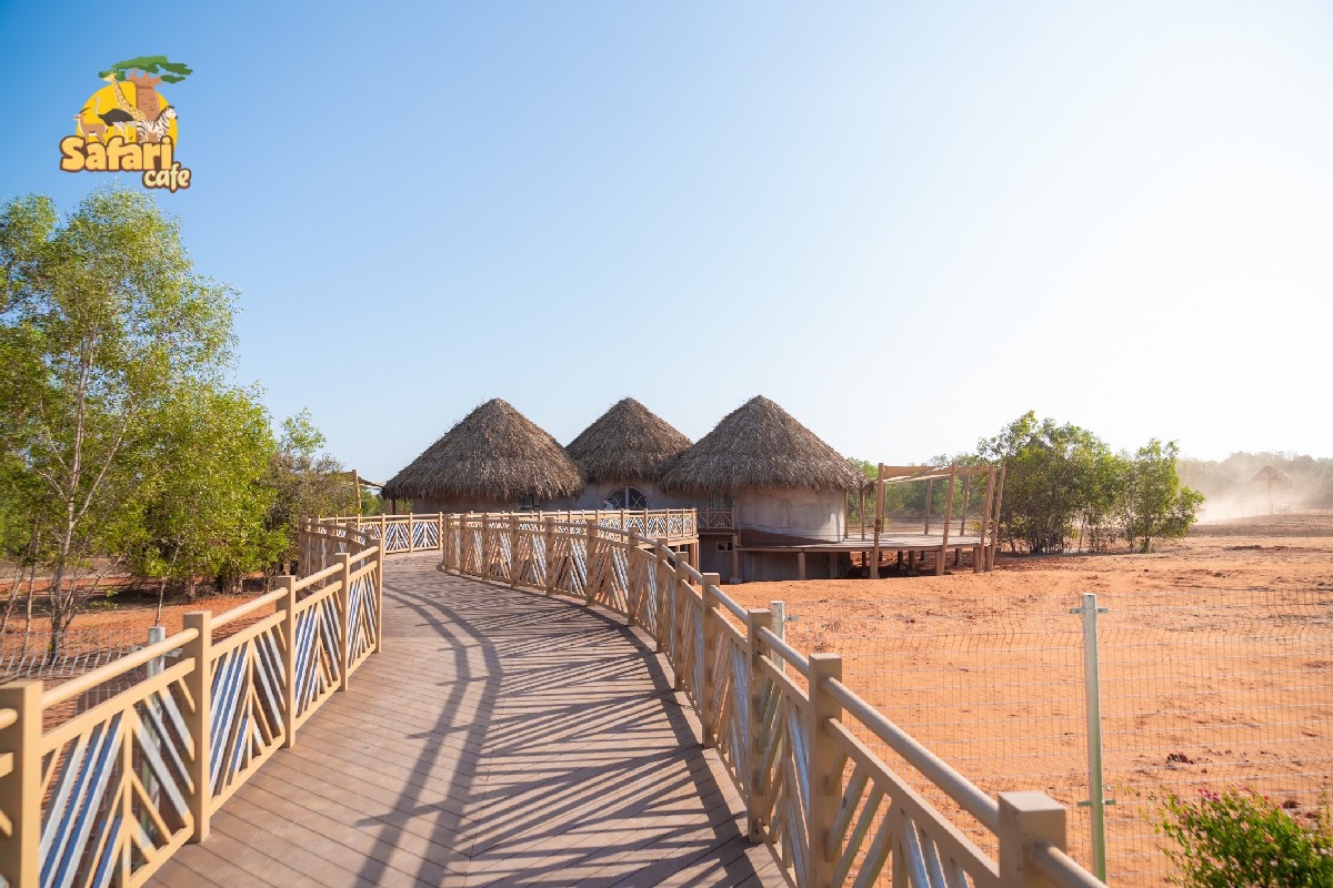 Lối đi sàn ngoài trời dẫn vào Safari Café với lan can hai bên