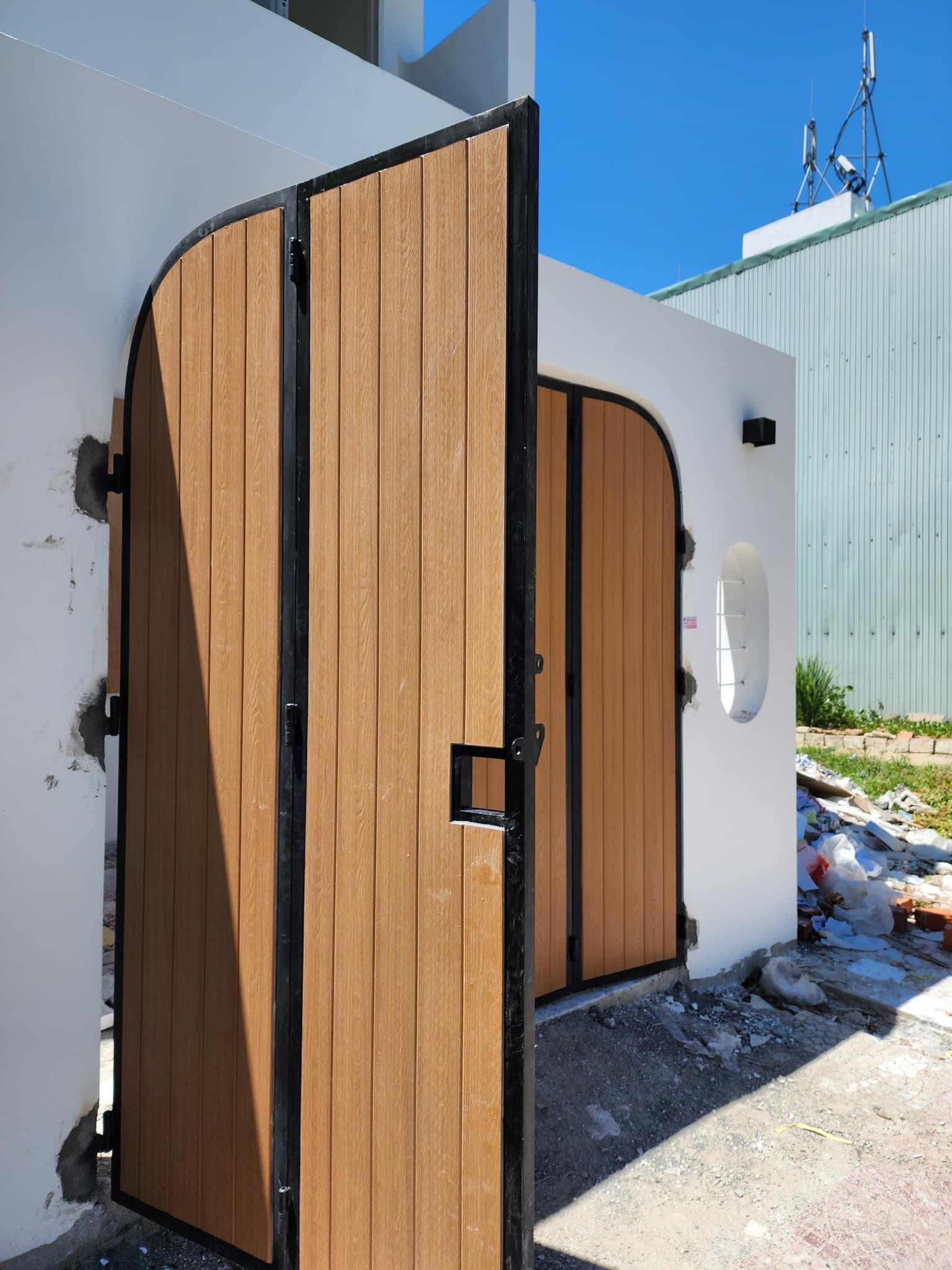 Cánh cổng gỗ nhựa mở quay nhìn từ bên trong