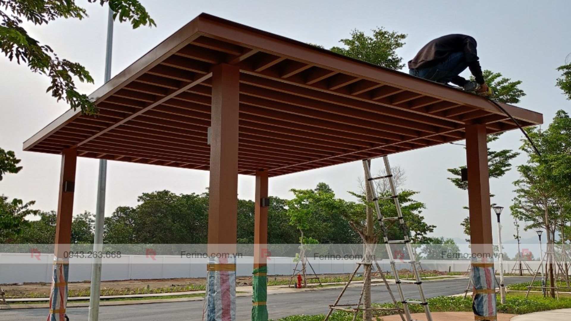 Không gian ngồi bên trong chòi sân vườn