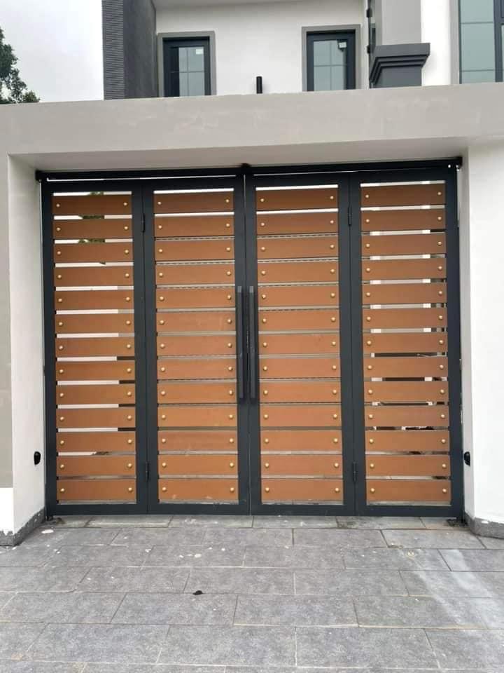 Cổng gỗ nhựa bốn cánh mở quay cho lối xe