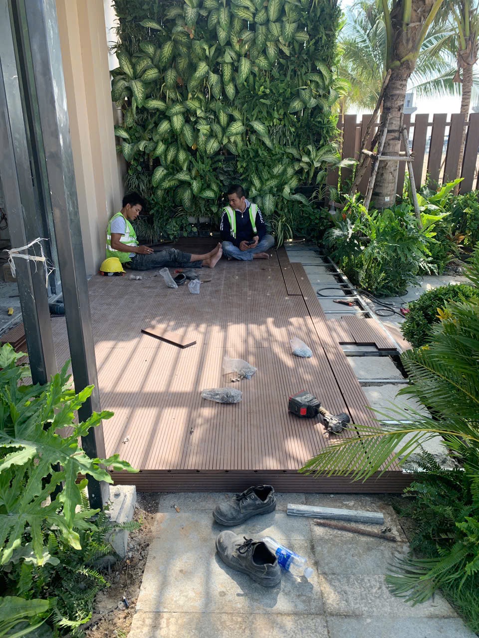 Thi công sàn deck WPC trên khung sắt hộp mạ kẽm cạnh cảnh quan biệt thự