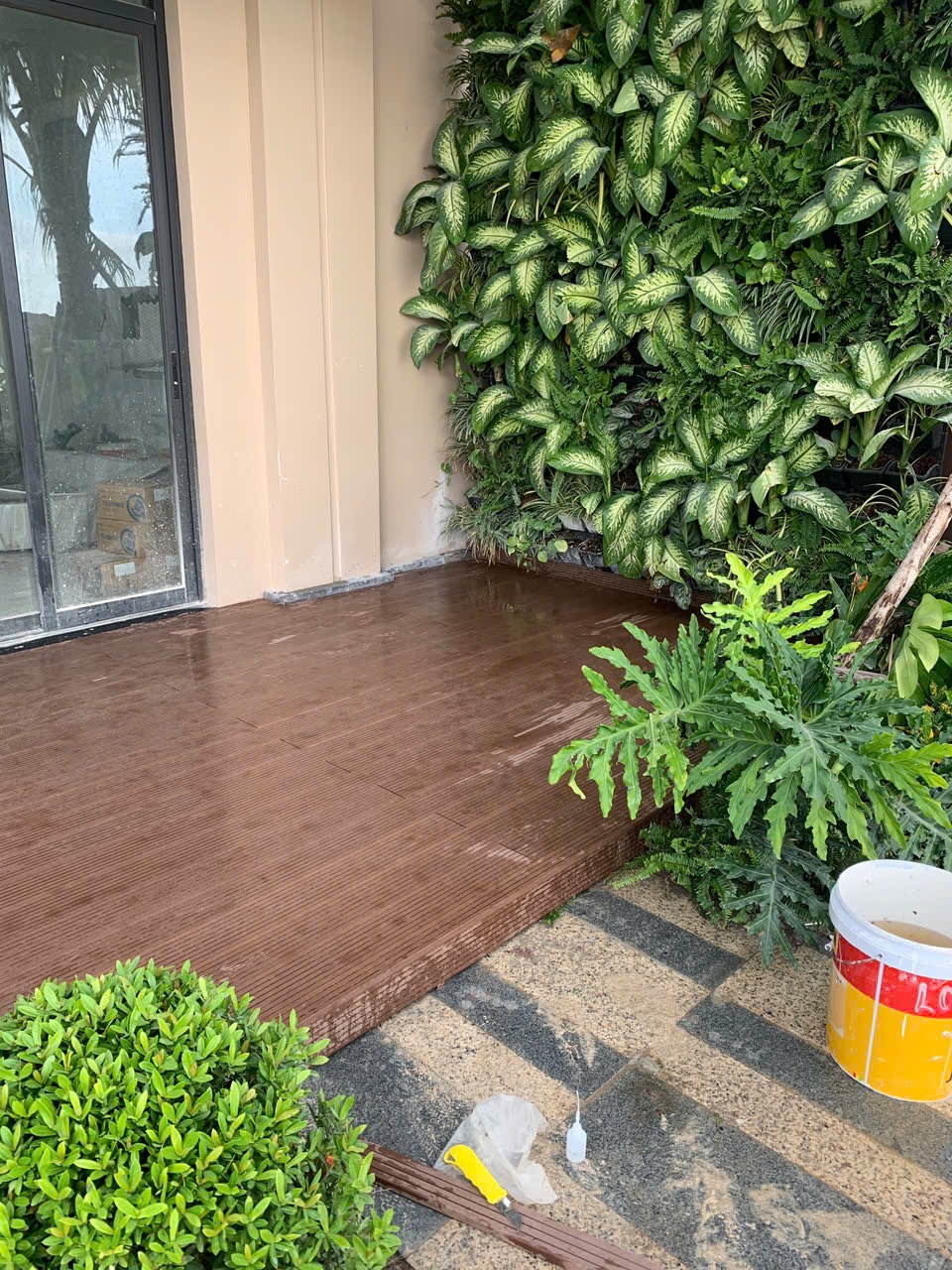 Sàn deck WPC hoàn thiện cạnh vườn đứng tại biệt thự Vinhomes Cần Giờ