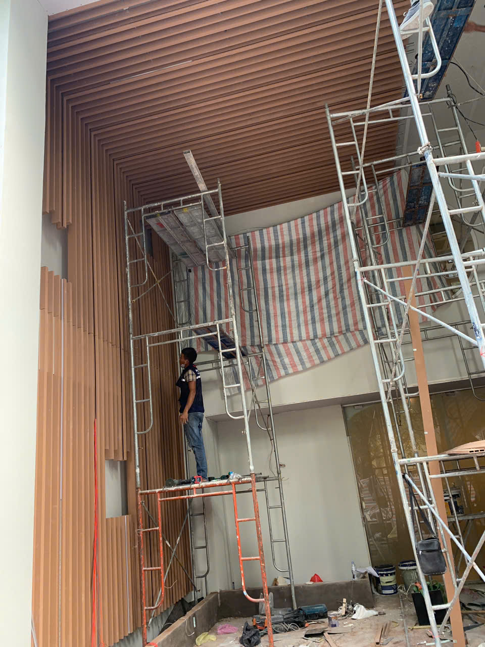 Hệ lam chạy liên tục từ tường lên trần