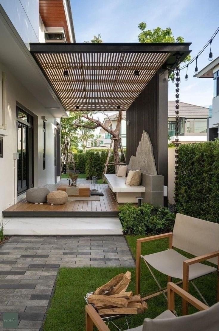 Pergola lam hở che góc ngồi ngoài trời cạnh sân và cây xanh