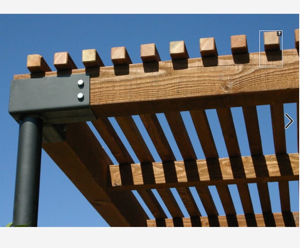 Pergola khung gỗ sáng màu che khu sofa sân vườn