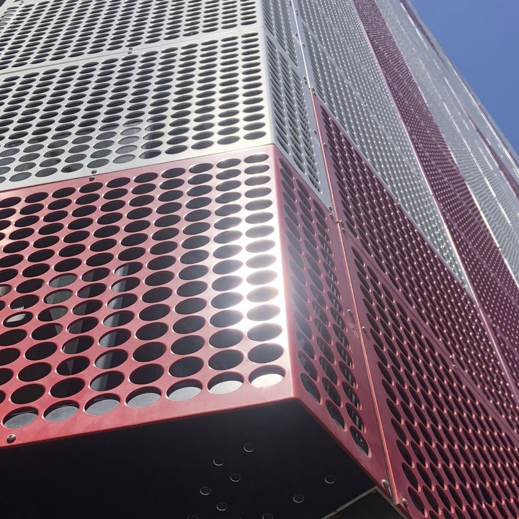 Panel lỗ tròn đỏ và sáng màu gấp qua góc mặt đứng