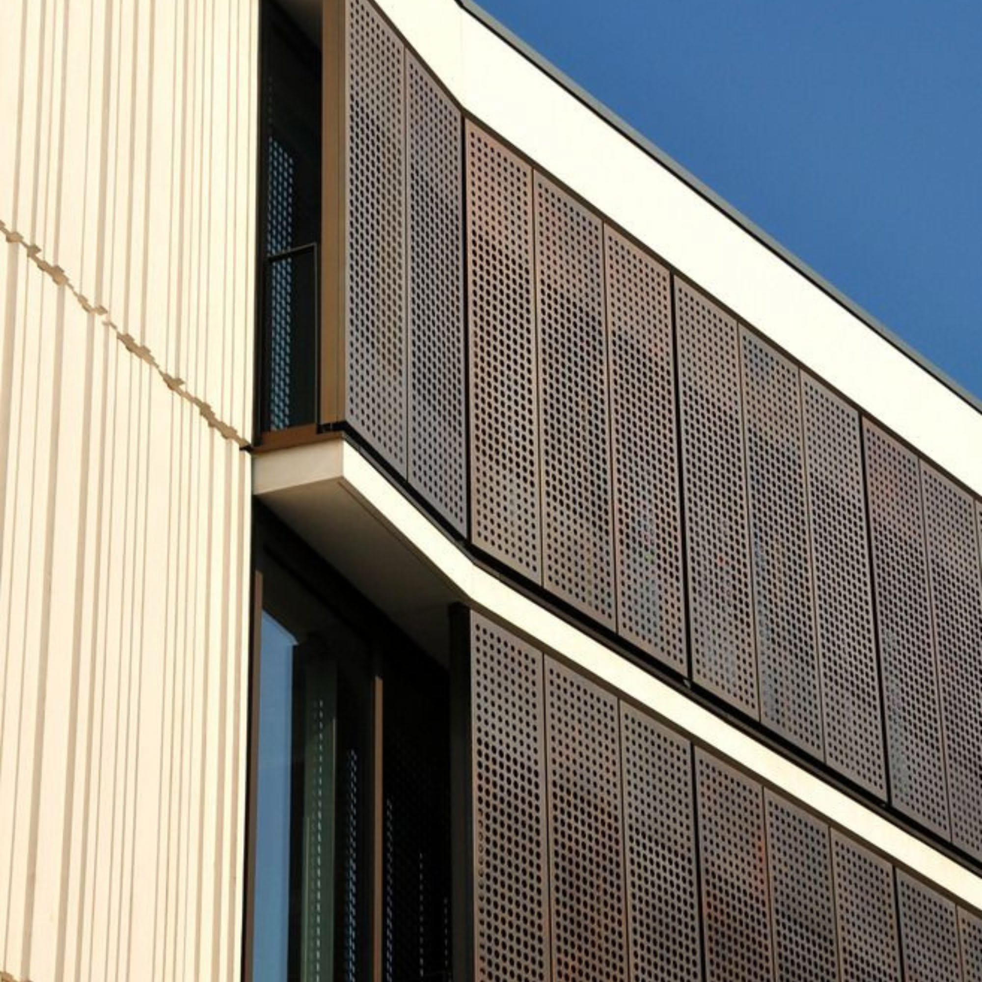 Panel lỗ tròn màu nâu đặt trong khung chữ nhật trước mặt đứng