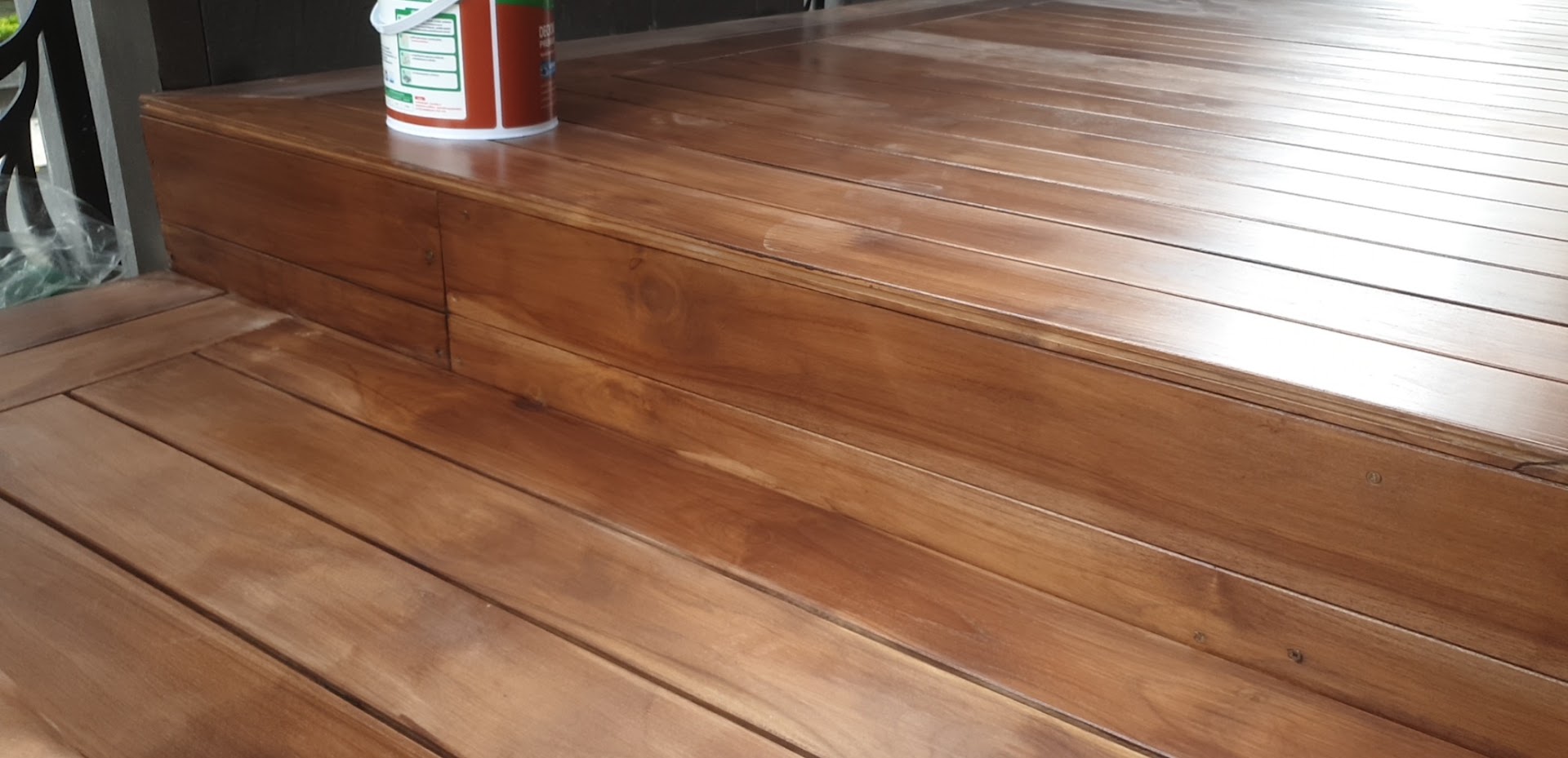 Chi tiết mặt sàn và bậc Teak với các thanh ốp đứng