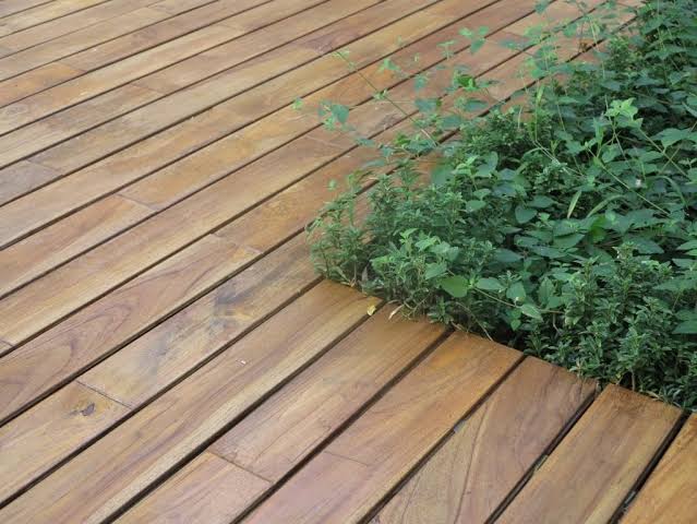 Sàn gỗ Teak ngoài trời bố trí quanh mảng cây xanh
