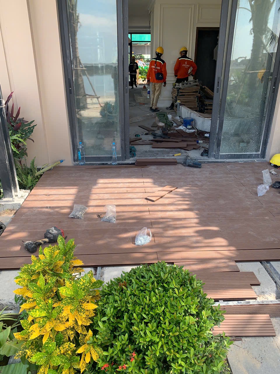 Quá trình thi công sàn deck WPC trước cửa kính biệt thự Vinhomes Cần Giờ