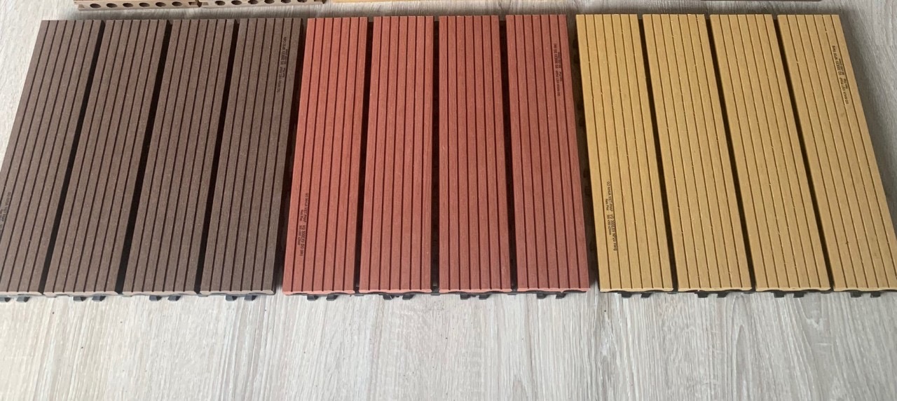 Vỉ gỗ nhựa ngoài trời 30x30 với ba màu thực tế